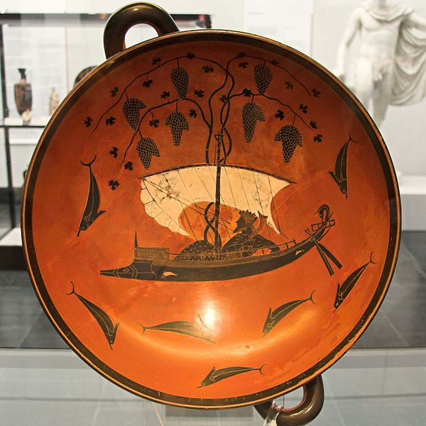 Soubor:Kylix Dionysus on a ship between dolphins 530 BC, Staatliche Antikensammlungen Munich 120638x.jpg