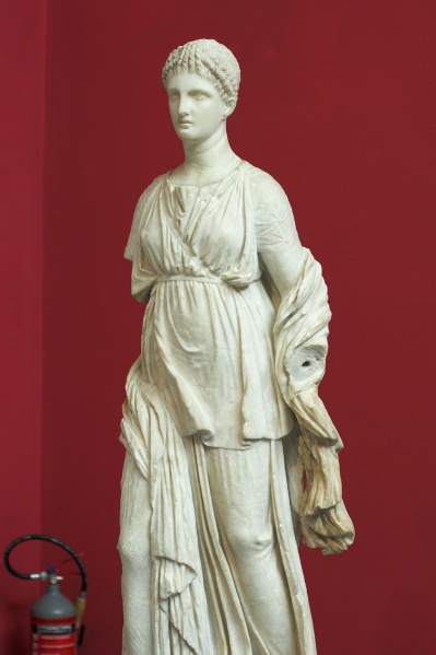 Soubor:Artemis parian marble 2. c BC NAMA 1829 102697.jpg