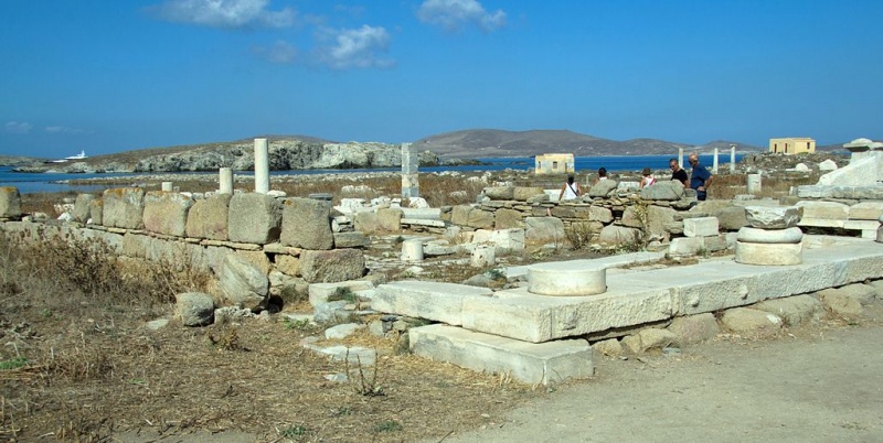 Soubor:Temple Oikos Naxians Delos 570 BC 130035.jpg