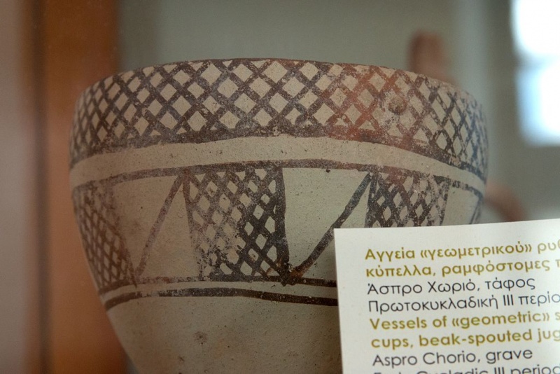 Soubor:Cup, Early Cycladic III pottery, 2300-2000 BC, AM Milos, no. 89, 152370.jpg