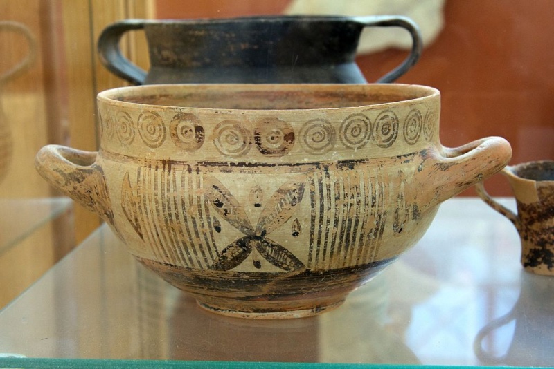 Soubor:Geometric pottery, AM Paros, 143910.jpg