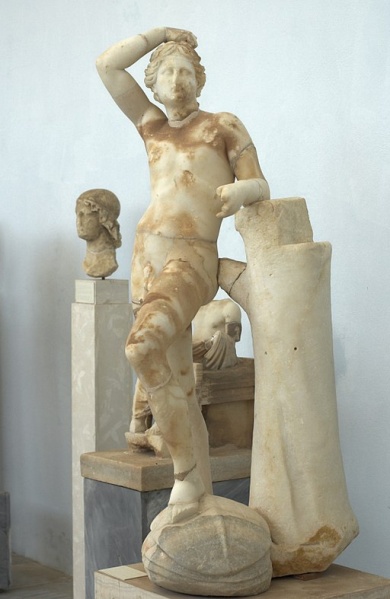 Soubor:Statue Apollo Galata Shield 2. BC Museum Delos A4124 102179.jpg
