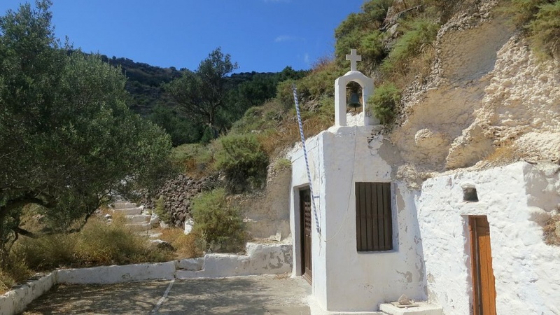Soubor:Ag. Paraskevi below catacombs, Milos, 15M5843.jpg