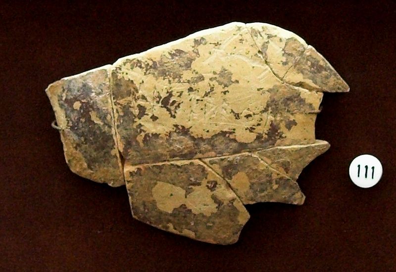 Soubor:Fragment late geometric inscriptio AM Andros 1200 090528x.jpg