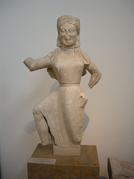 Soubor:Statue of a nike from delos, 550 bc.jpg