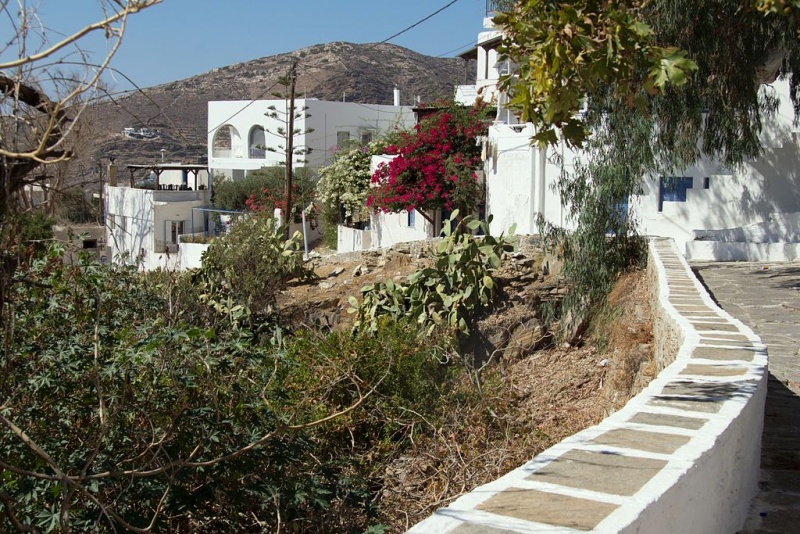 Soubor:Way from Chora to port Gialos, Ios, 130367.jpg