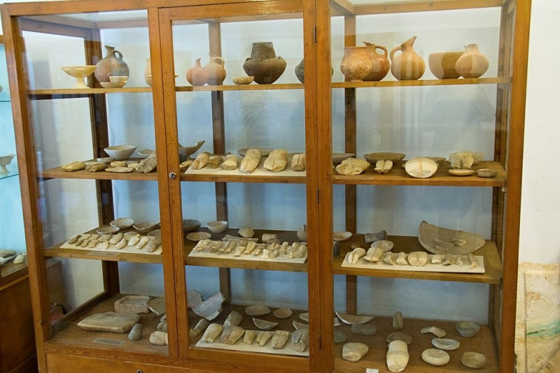 Soubor:Case 3 in Apeiranthos Museum, 143662.jpg
