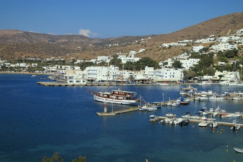 Soubor:Port in Ormos bay, Gialos on Ios, 13M754.jpg