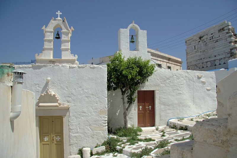 Soubor:Churhces and Kastro in Parikia on Paros, 075825.jpg