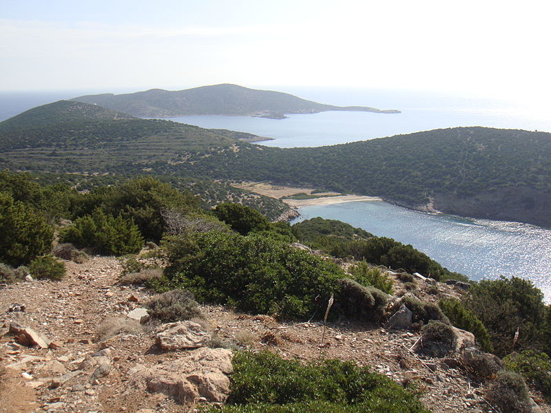 Soubor:Fykiada Bay and Kitriani island.JPG