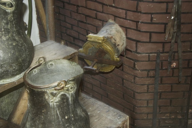 Soubor:Kitron Naxou distillery in Chalki, 085249.jpg