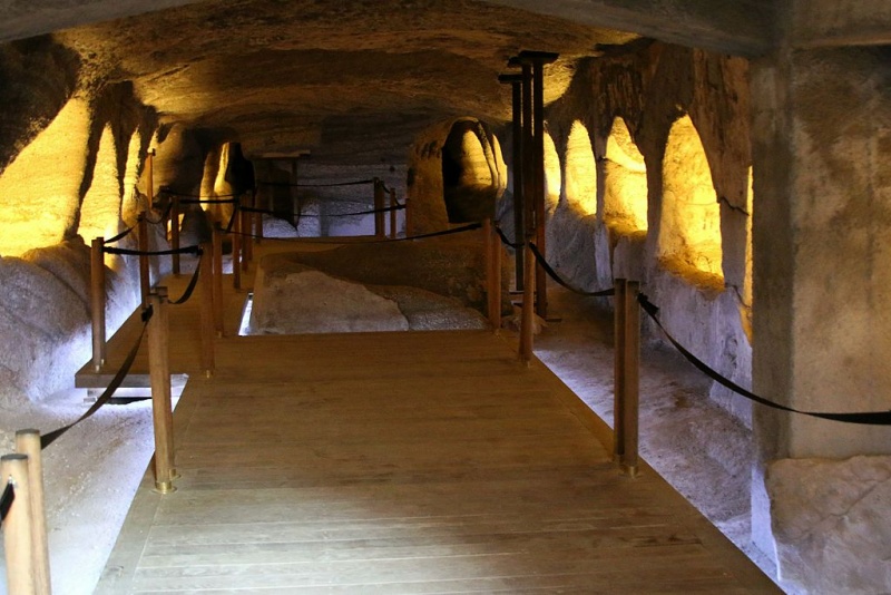 Soubor:Catacombs of Milos, input part, 152729.jpg