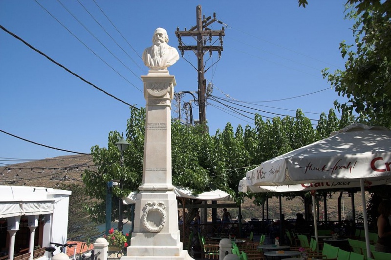Soubor:Monument, Theofilos Kairis (Kairés), Andros town, 090595.jpg
