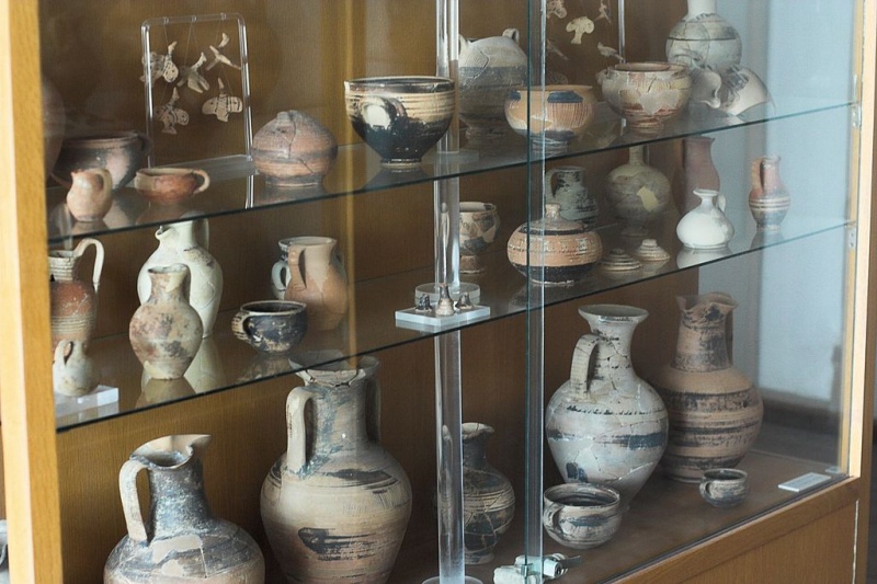 Soubor:Geometric pottery Am Naxos 110076.jpg