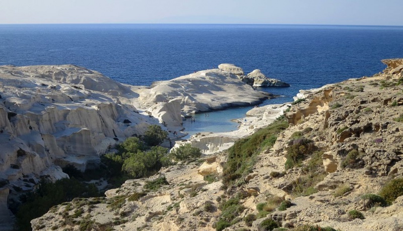 Soubor:Sarakiniko beach, from the entrance, Milos, 15M6172.jpg