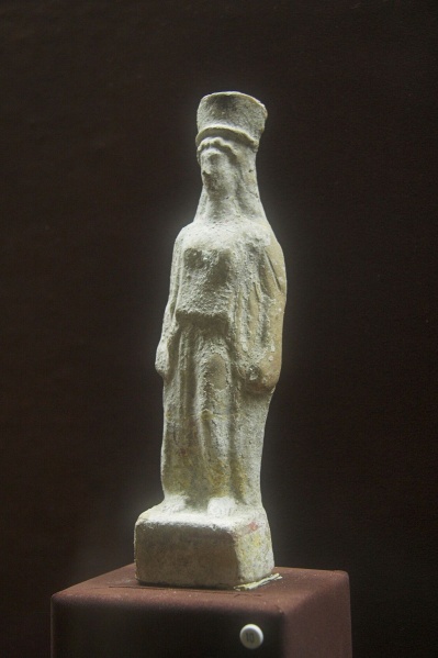 Soubor:Small terrakota Female figure headdress 5th BC AM Andros 090548.jpg