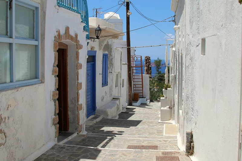 Soubor:Street in Plaka on Milos, 152661.jpg