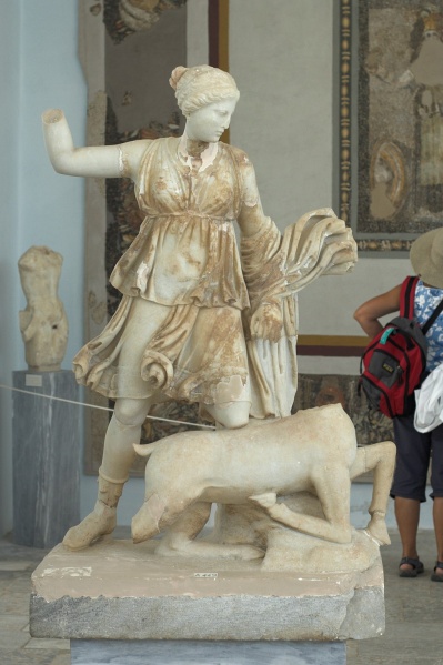 Soubor:Statue Artemis deer 2nd c BC Museum Delos A449 102170.jpg