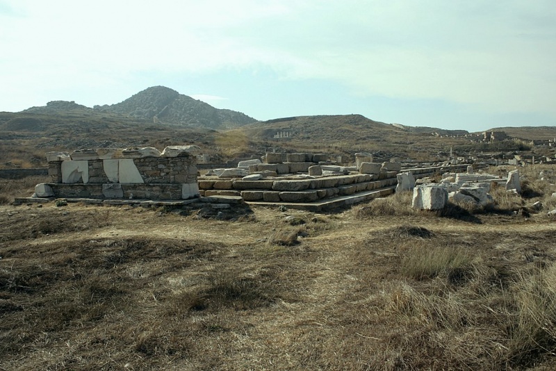 Soubor:Monument of Bulls Delos 0502229.jpg