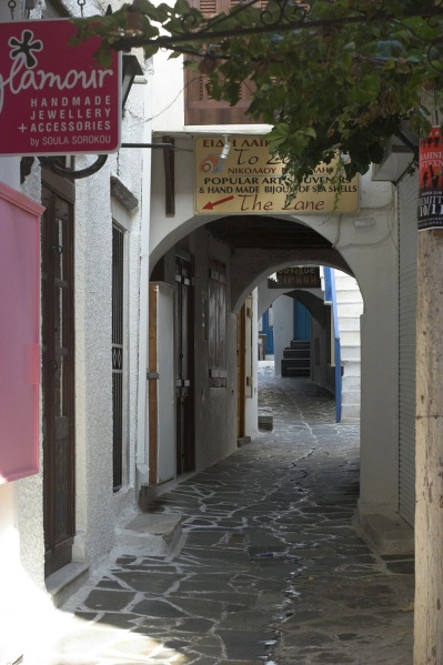 Soubor:Old Market Street, naxos Town, 119953.jpg