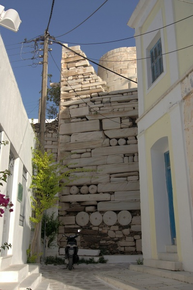 Soubor:Kastro in Parikia on Paros, 075859.jpg