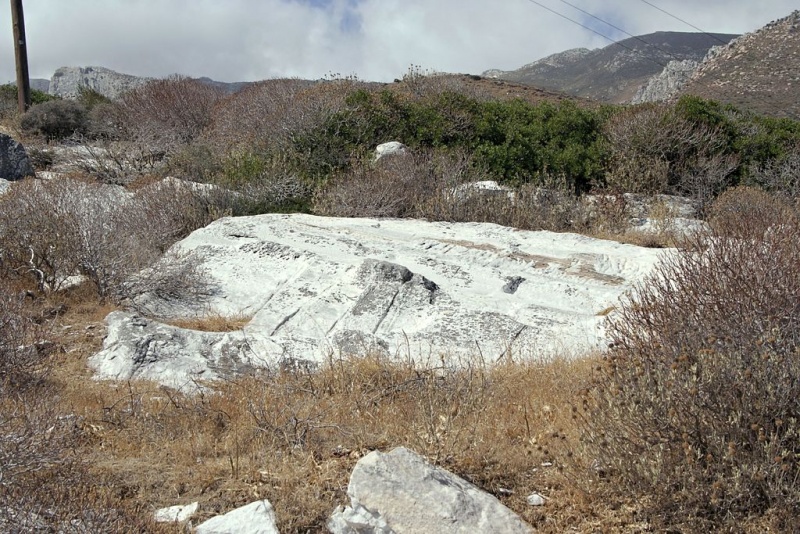 Soubor:Ancient marble quarry in short distance over Large Torso at Apollonas, Naxos, 060577.jpg