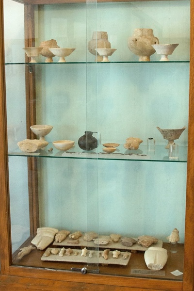 Soubor:Case 2 in Apeiranthos Museum, 176948.jpg