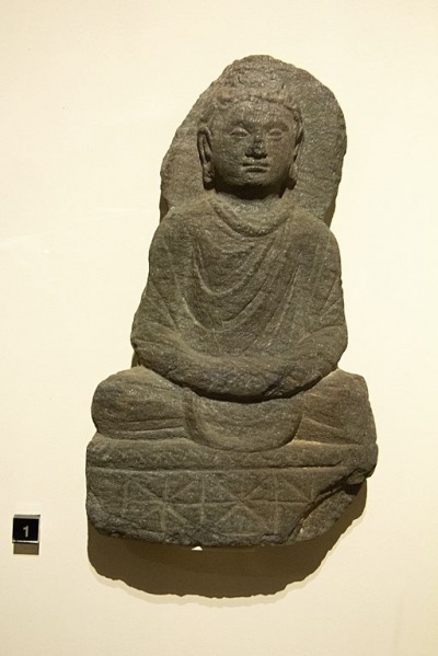 Soubor:Buddha Shakyamui, Schist, Gandhara, 2nd c, Prague Kinsky, NG Vp 783, 141081.jpg