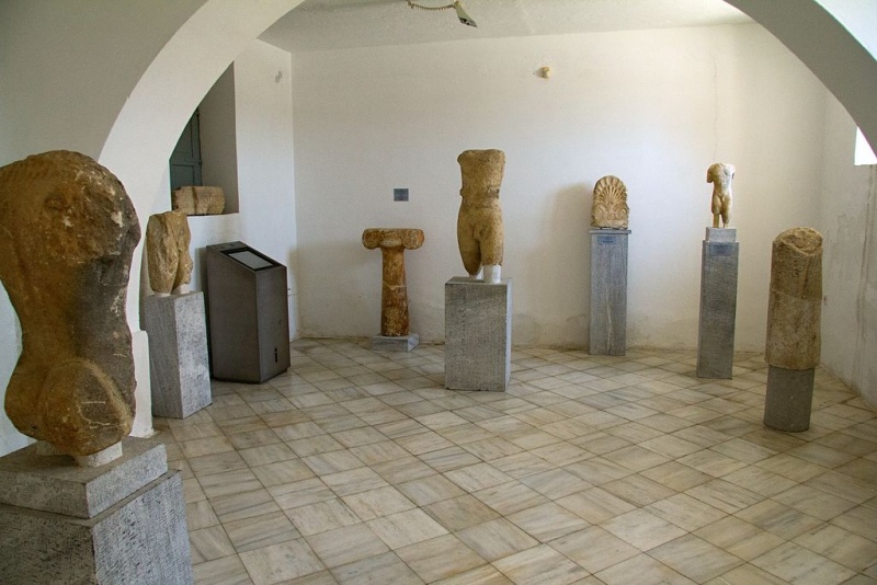 Soubor:Room of kouroi, AM Naxos, 143337.jpg