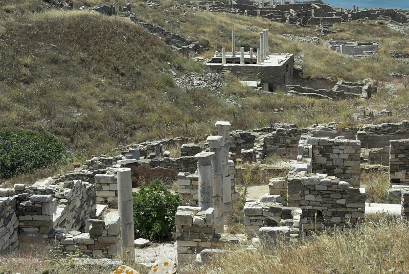 Soubor:House of Inopos and others, Delos, 102217.jpg
