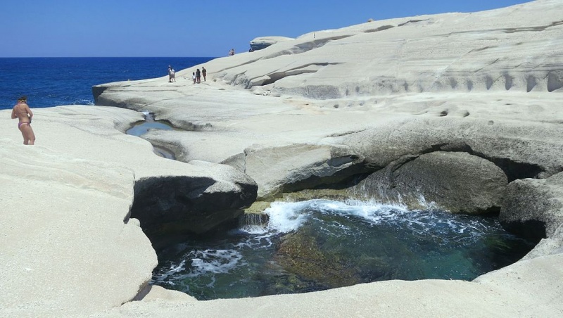 Soubor:Sarakiniko beach, Milos, 15M6409.jpg