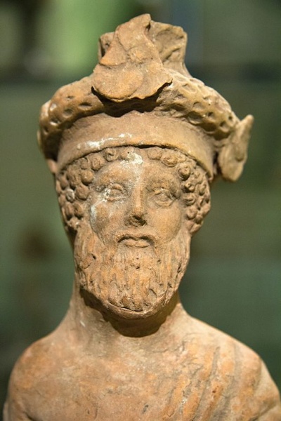 Soubor:Bearded Dionysos at a feast, small terracotta, early 4th c BC, Prague Kinsky, NM-H10 4778, 140893.jpg