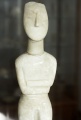 Cycladic female figurine 2800-2300 BC, AM Naxos (03 2), 119839.jpg