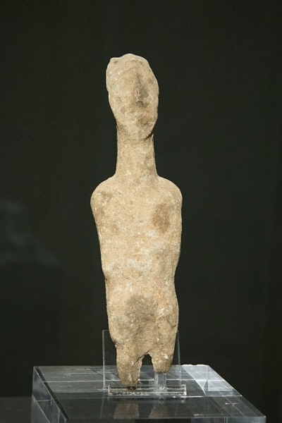 Soubor:Idol eroded Cyclades Early Bronze Age, Prague Kinsky, NM-H10 4106, 141832.jpg
