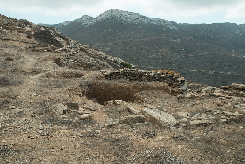 Soubor:Traces of excavations in Minoa on Amorgos, 180458.jpg
