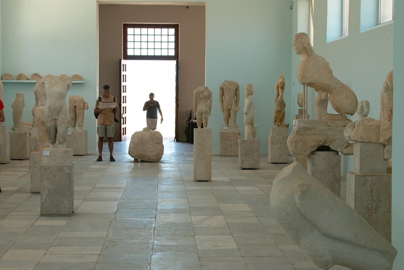Soubor:Museum of Delos, archaic sculptures, 177149.jpg