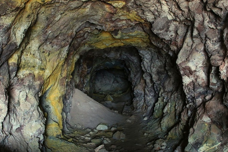 Soubor:Abandoned sulfur mines, Milos, mine adit, 153070.jpg