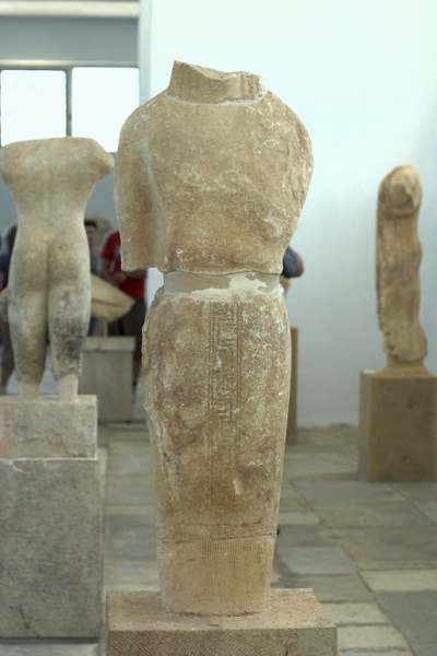 Soubor:Kore 580 BC Museum Delos A4062 Zde102099.jpg