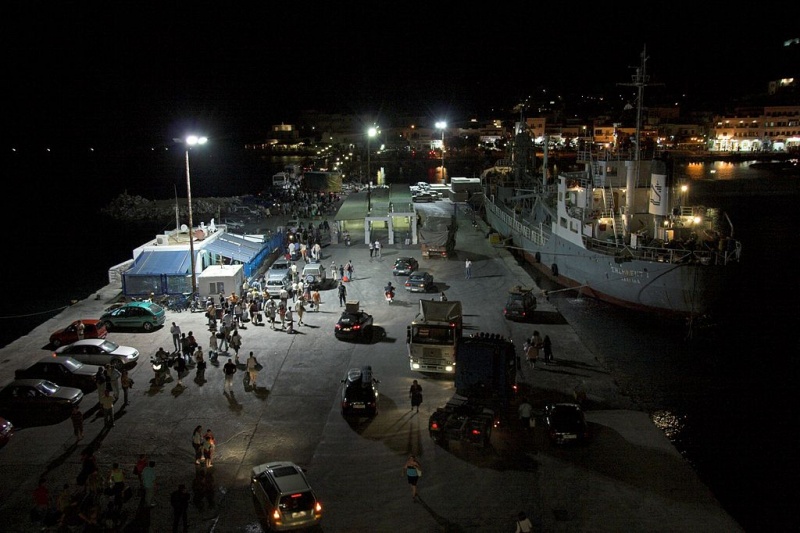 Soubor:Port of Naxos town by night, 080419.jpg