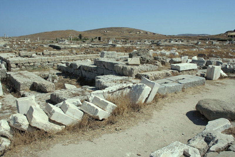 Soubor:Temple Apollo Athenians Delos 060219.jpg