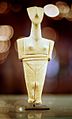 Cycladic figurine 2700-2300 BC, Louvre, Luvr250.jpg