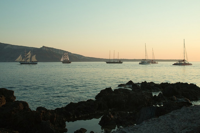Soubor:Ships in sunset, Ammoudi, Santorini, 176702.jpg