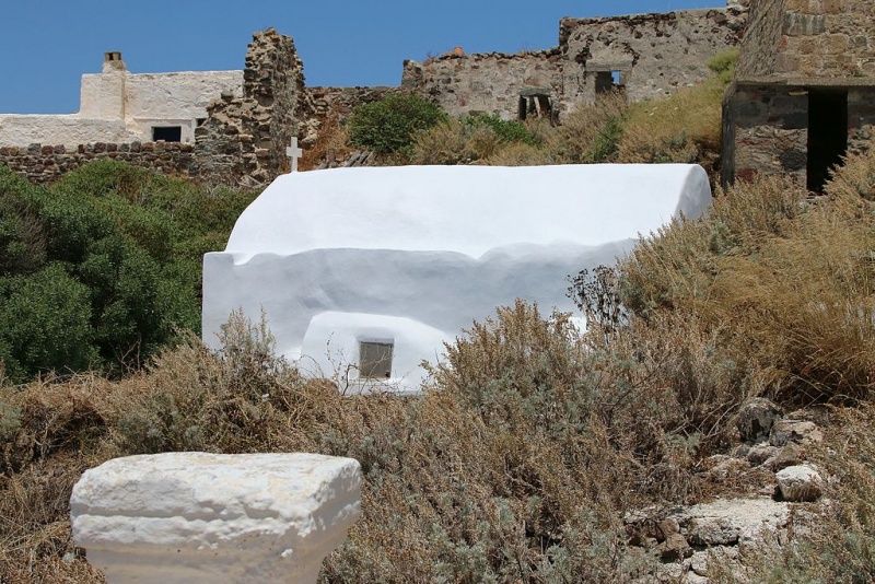 Soubor:Small Church in Kastro, Plaka on Milos, 152635.jpg
