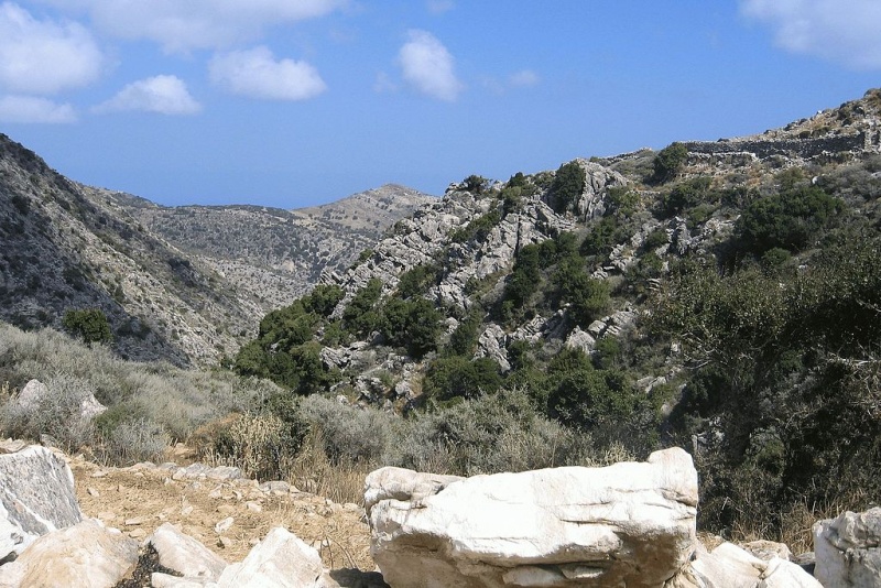 Soubor:Ammomixis mountains around Koronos, Naxos, 115058.jpg