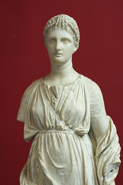 Soubor:Artemis parian marble 2. c BC NAMA 1829 102698.jpg