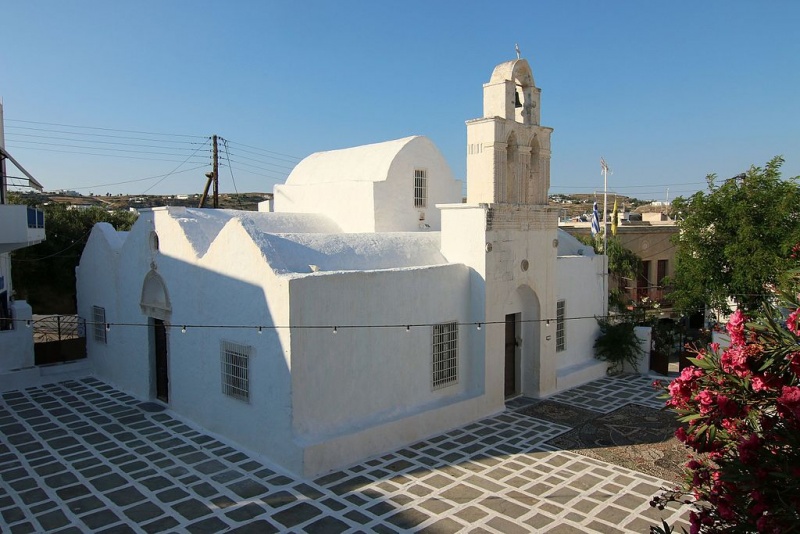 Soubor:Church of Ag. Triada in Adamas on Milos, 152850.jpg