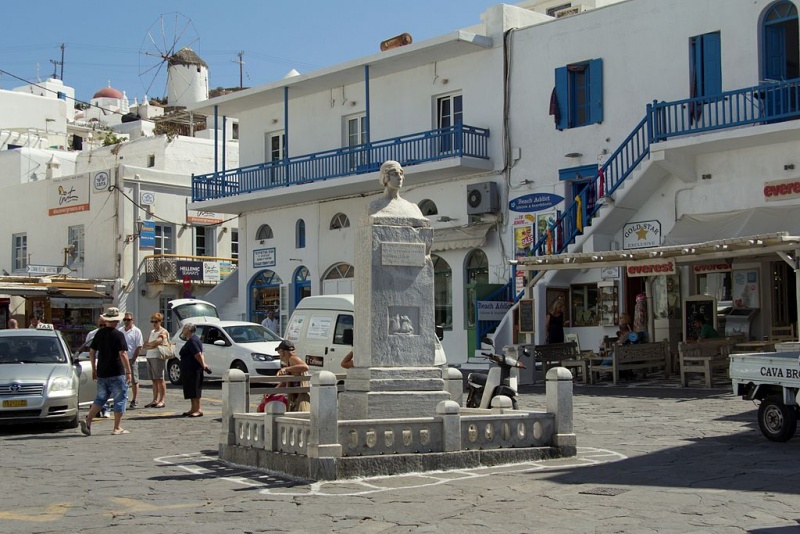Soubor:Square Mantho Mavrogenous, Mykonos, 130107.jpg