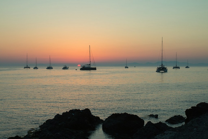 Soubor:Ships in sunset, Ammoudi, Santorini, 176703.jpg