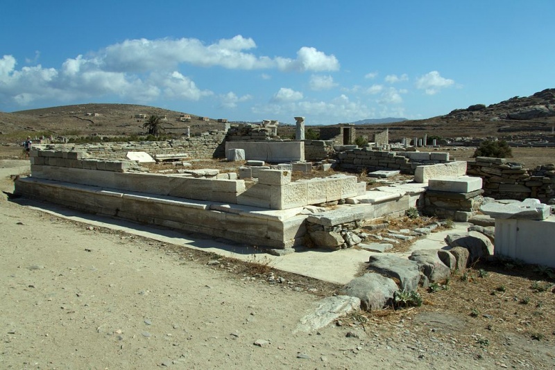 Soubor:Temple Leto Delos 550 BC 130053.jpg