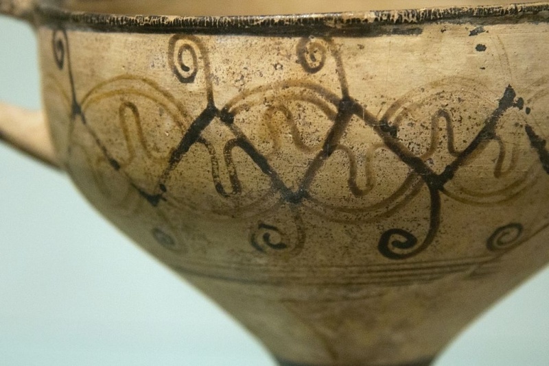 Soubor:Mycenaean cup, plant motifs, 14th c BC, Prague Kinsky, UKA 60-2, 141848.jpg